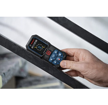 Bosch Professional laserafstandsmeter meet een helling van 32 graden op een metalen trapleuning.