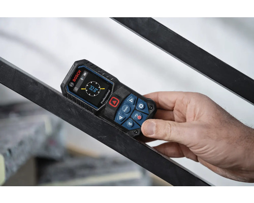 Bosch Professional laserafstandsmeter meet een helling van 32 graden op een metalen trapleuning.