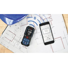 Bosch laserafstandsmeter met Bluetooth-verbinding met een smartphone-app op een bouwtekening.