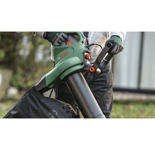Bosch bladzuiger en bladblazer met opvangzak wordt bediend door een persoon met werkhandschoenen.