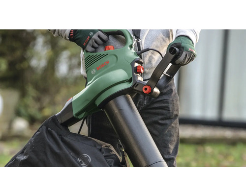 Bosch bladzuiger en bladblazer met opvangzak wordt bediend door een persoon met werkhandschoenen.