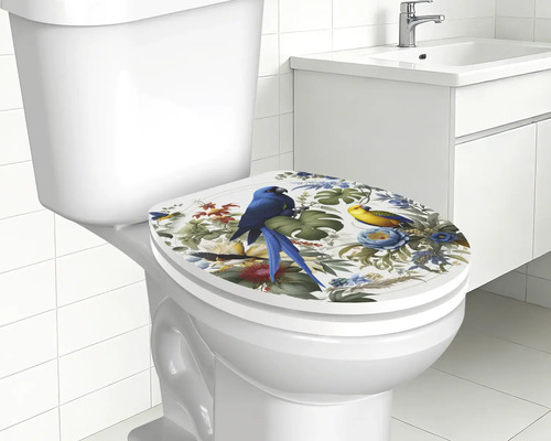 Toiletzitting met tropisch motief van papegaaien en bloemen op een wit toilet in een lichte badkamer.