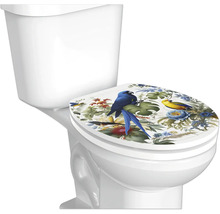 Witte toiletpot met een toiletzitting voorzien van een tropisch motief met papegaaien en exotische planten.