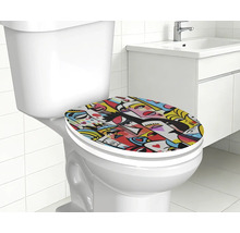 Witte wc met kleurrijke wc-bril in pop-art design met gezichten in een licht betegelde badkamer met wastafelmeubel.