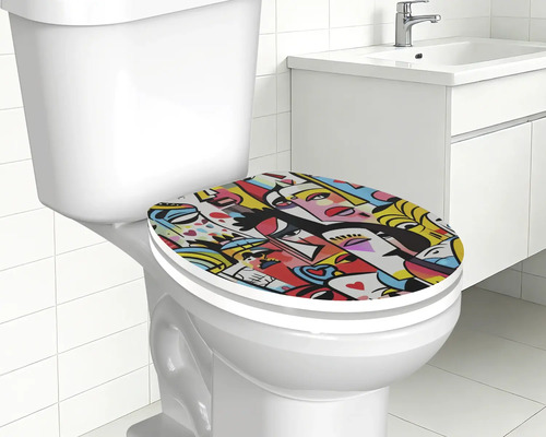 Witte wc met kleurrijke wc-bril in pop-art design met gezichten in een licht betegelde badkamer met wastafelmeubel.