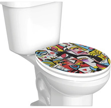 Toiletbril met abstract kleurrijk pop-art patroon op een wit toilet.