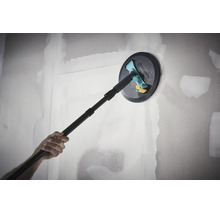 Handschuurmachine met telescopische steel bij het schuren van een gipsplaten wand.