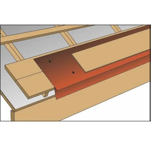 Montage van een dakvoetprofiel op een houten dakconstructie.
