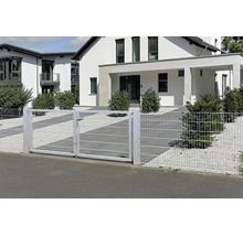 Dubbele dubbelstaafmatpoort en bijpassend hekwerk voor een modern woonhuis met grindtuin en struiken.