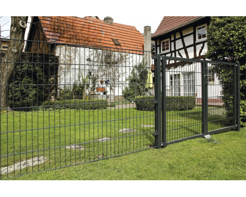 Antracietkleurig dubbelstaafmathek en poort van metaal in een lichte, verzorgde tuin op een gazon.