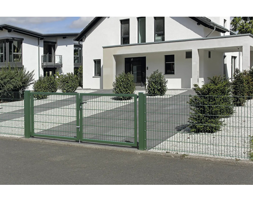 Dubbele vleugelpoort en hekwerk van groen dubbelstaafmatmetaal voor een modern huis met witte gevel en grindtuin.