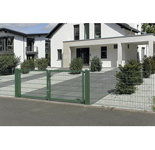 Dubbele vleugelpoort en hekwerk van groen dubbelstaafmatmetaal voor een modern huis met witte gevel en grindtuin.