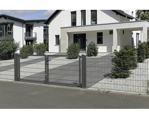 Dubbele tuinpoort van dubbelstaafmatten in antraciet voor een modern woonhuis met grindtuin.