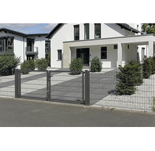Dubbele tuinpoort van dubbelstaafmatten in antraciet voor een modern woonhuis met grindtuin.