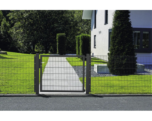 Antracietkleurig dubbelstaafmathekwerk met bijpassende tuinpoort in een voortuin met geplaveid pad en wit huis.
