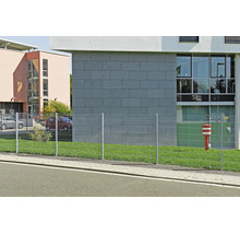 Dubbelstaafmathekwerk van metaal op een gazon voor een modern kantoorgebouw.