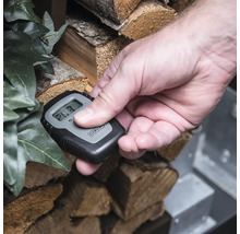 Digitale houtvochtmeter voor het meten van het vochtgehalte in haardhout.