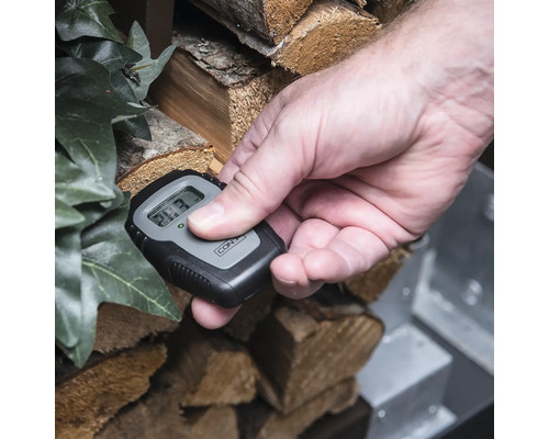Digitale houtvochtmeter voor het meten van het vochtgehalte in haardhout.