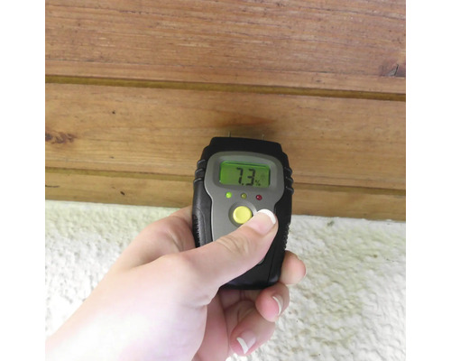 Digitale vochtmeter meet het vochtgehalte van hout, display geeft 7.3 procent aan.