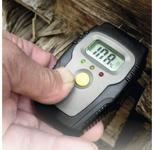 Digitale houtvochtmeter meet vochtigheid van brandhout, display toont 17,8 procent.
