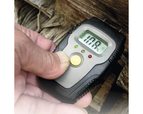Digitale houtvochtmeter meet vochtigheid van brandhout, display toont 17,8 procent.