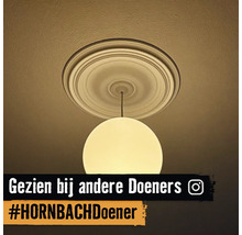Plafondrozet met een hangende bolvormige pendellamp. Tekst: Gezien bij andere Doeners, hashtag HORNBACHDoener, Instagram logo.