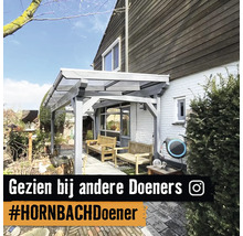 Houten terrasoverkapping aan een gevel met houten tuinbanken en bestrating in een georganiseerde buitenruimte.