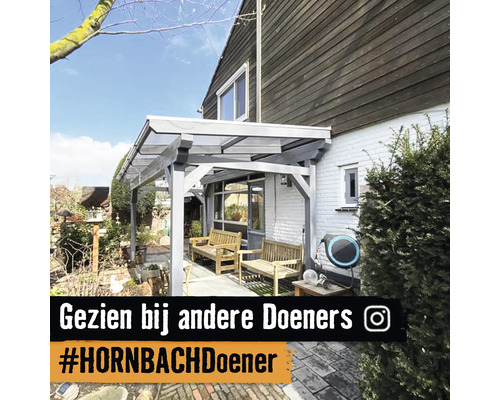 Houten terrasoverkapping aan een gevel met houten tuinbanken en bestrating in een georganiseerde buitenruimte.