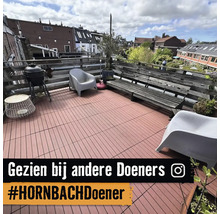 Dakterras met WPC-vlonderplanken, kunststof stoelen, een houten bank en een kamado grill.