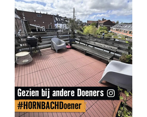 Dakterras met WPC-vlonderplanken, kunststof stoelen, een houten bank en een kamado grill.