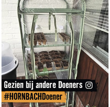 Foliekas met drie niveaus en kweekpotjes op een balkon met Hornbach logo.