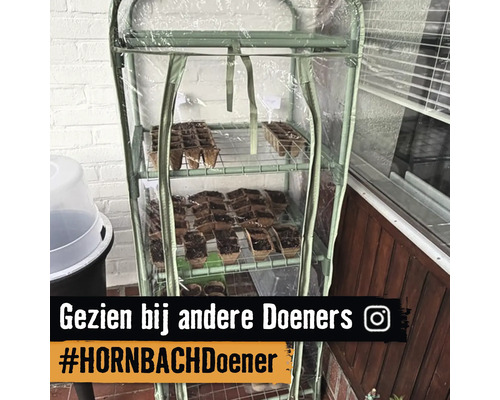 Foliekas met drie niveaus en kweekpotjes op een balkon met Hornbach logo.