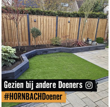 Georganiseerde tuin met houten schutting, border van steen, gazon en bestrating. Instagram Logo.