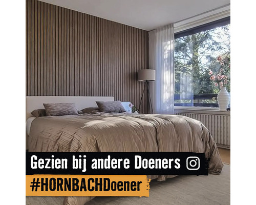 Slaapkamer met wandpanelen van houten latten achter het bed, raam met gordijnen en een vloerlamp. Instagram Logo.