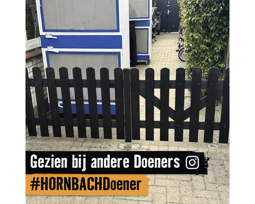 Laag houten tuinhek met afgeronde latten in een bestrate buitenruimte.