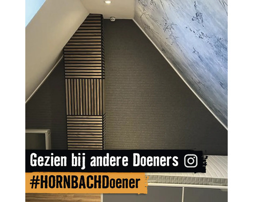 Moderne zolderkamer met decoratieve houten lattenwandpanelen in horizontale en verticale patronen tegen een donkere wand met textuur.