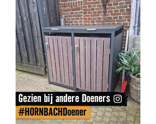 Een moderne kliko-ombouw voor twee containers met een metalen frame en deuren in houtlook, geplaatst buiten voor een bakstenen muur.
