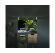 Ingericht nano-aquarium met ledverlichting op een ladekast, beplant met waterplanten.