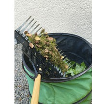 Tuinhark met verzameld blad boven een tuinafvalzak