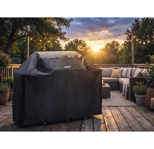 Tenneker barbecuehoes op een terras in de regen, waterafstotend materiaal, met loungebank en lichtsnoer op de achtergrond.