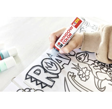 Hand trekt contouren op een kleurplaat met Marabu Window Color Kids liner.