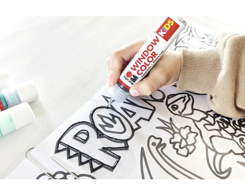 Hand trekt contouren op een kleurplaat met Marabu Window Color Kids liner.