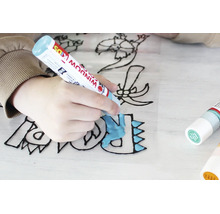 Hand van een kind die een dinosaurusmotief op een transparante folie inkleurt met Marabu Window Color Kids.