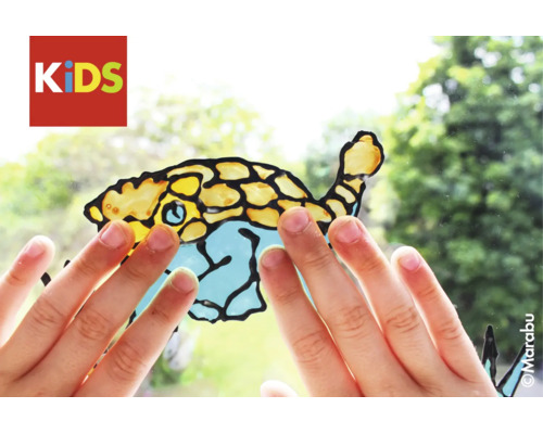 Kinderhanden raken een met Marabu KIDS Window Color gemaakt vismotief op een ruit aan. Marabu Logo.