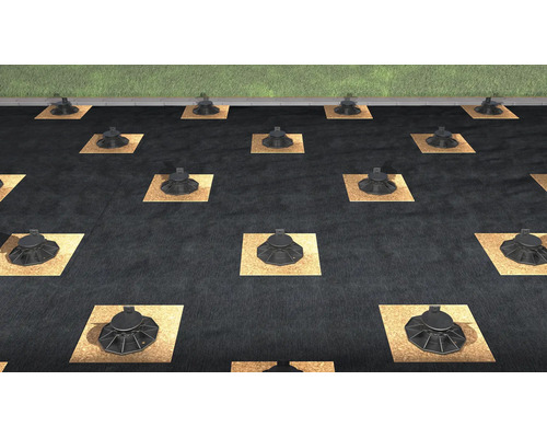 Verstelbare terrasdragers voor de aanleg van een terras, geplaatst op vierkante onderlegviltjes en worteldoek.
