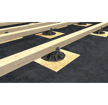Onderbouw voor een terras van houten balken op verstelbare terrasdragers met onderlegplaten op worteldoek.