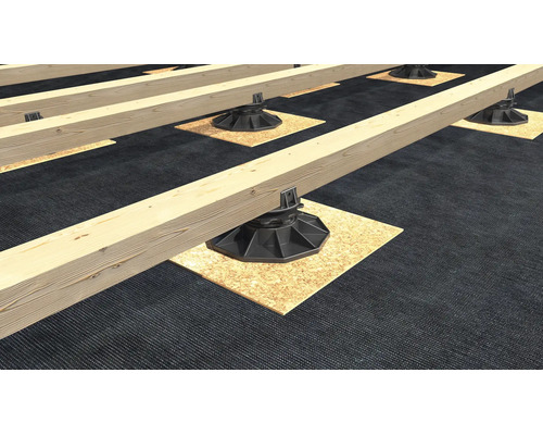 Onderbouw voor een terras van houten balken op verstelbare terrasdragers met onderlegplaten op worteldoek.