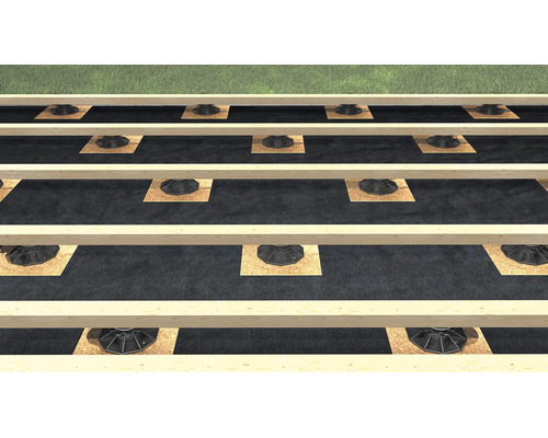 Onderbouw van een terras met houten balken op verstelbare terrasdragers over worteldoek.