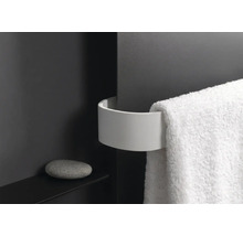 Moderne, gebogen handdoekhouder in wit met een opgehangen handdoek.