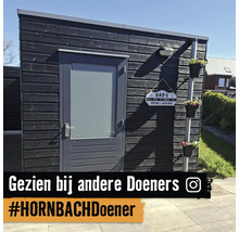 Modern houten tuinhuis met zwarte horizontale planken, grijze deur met melkglas, bloempotten aan de regenpijp en Instagram Logo.